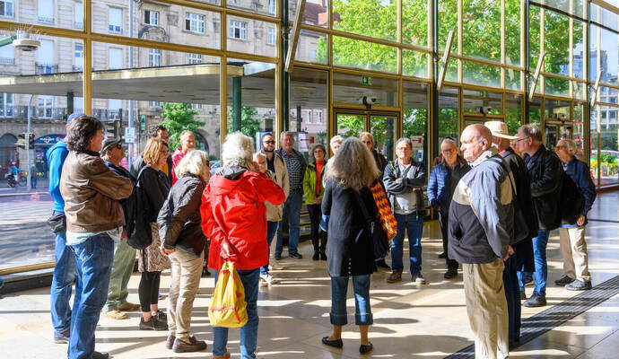 Kunsthistorikerin Dr. Chris Gerbing (Mitte) startet den Rundgang in der Eingangshalle des Hauptbahnhofs. Nach dem Krieg habe Pfo Kunsthistorikerin Dr. Chris Gerbing (Mitte) startet den Rundgang in der Eingangshalle des Hauptbahnhofs. Nach dem Krieg habe Pforzheim als eine der wenigen deutschen Städte eine komplette Neuordnung erfahren. Thomas Sommer