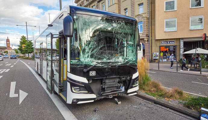 Der Bus ist nach dem Unfall nicht mehr fahrbereit.