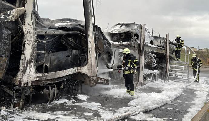 Ein Lkw ist auf der A8 am Montagmorgen ausgebrannt. Ein Lkw ist auf der A8 am Montagmorgen ausgebrannt.