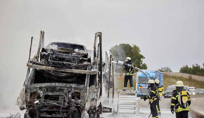 Autobahn A8, zwischen PF-Ost und PF-Nord, Fahrtrichtung Karlsruhe, im Baustellenbereich, brennender LKW (Autotransporter)