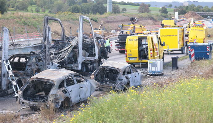 Nach PZ-Informationen konnten von den insgesamt sieben geladenen PKWs bisher nur zwei abtransportiert werden. Aufgrund der enormen Hitzeentwicklung müssen die Fahrzeuge teilweise auseinander geschweißt werden. Nach PZ-Informationen konnten von den insgesamt sieben geladenen PKWs bisher nur zwei abtransportiert werden. Aufgrund der enormen Hitzeentwicklung müssen die Fahrzeuge teilweise auseinander geschweißt werden.