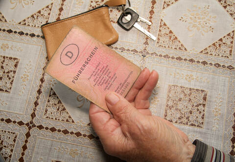 Die Polizei hat den Führerschein des Mannes einbehalten.