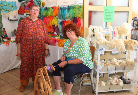 Veranstalterin Ute Liebscher und Ausstellerin Sabine Stolz aus Herrenberg (von links)in Aktion beim ersten Dürrner Wollfeschdle.