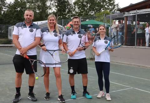 Spiel, Satz und Sieg: Ein sportlicher Höhepunkt des Tages ist das Showmatch im gemischten Doppel mit dem zweiten Vorsitzenden des TC Neuhausen Matthias Riexinger, Bürgermeisterin Sabine Wagner, Gemeinderat Michael Ehringer und Laetitia Reinkunz vom TC Neuhausen (von links).