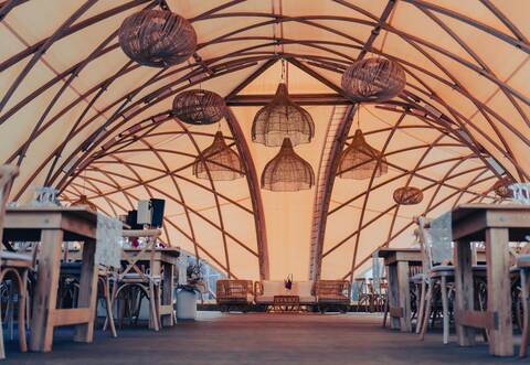 Festlich dekoriert ist die neue Eventlocation auf dem Gelände der BaumschuleErhardt in Steinegg. Am Donnerstabend fand die Eröffnung statt.