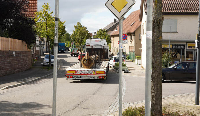 Jetzt wird‘s eng: Ein Lkw schiebt sich durch die Ortsdurchfahrt von Dürrn.