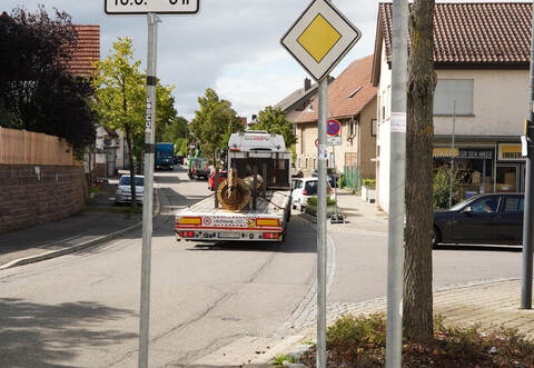 Jetzt wird‘s eng: Ein Lkw schiebt sich durch die Ortsdurchfahrt von Dürrn.