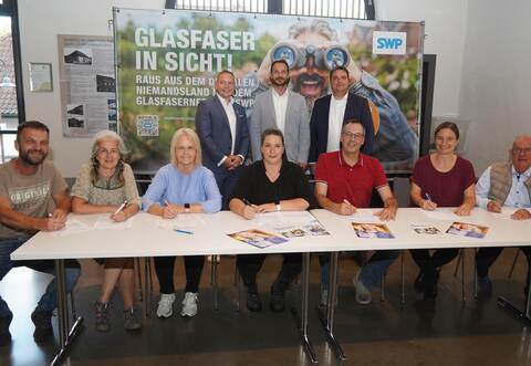 Zahlreiche Ratsmitglieder unterzeichnen die Glasfaser-Verträge, sehr zur Freude von SWP-Geschäftsführer Aik Wirsbinna, Bürgermeister Thomas Maag und SWP-Abteilungsleiter Kristian Kronenwetter (hinten, von links).