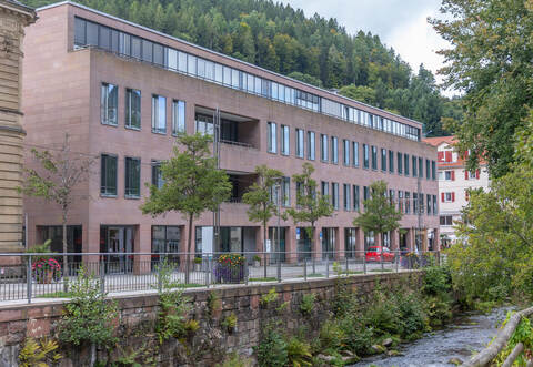 Auch wenn die bestehenden Arztpraxen sowie die Tourist-Info im ehemaligen Sana Gebäude erhalten bleiben und eine Postfiliale hinzu kommt, hätten sich die Menschen in Bad Wildbad von der Nachnutzung mehr erhofft.