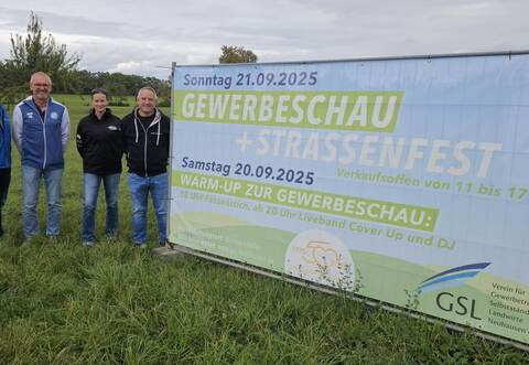 Matthias Gindele (von links), Vorsitzender des Gewerbevereins Neuhausen, Joachim Haupt, Vorsitzender des SV Neuhausen, Melanie Bourges, Vize-Präsidentin desFaschingsvereins Hau Hu, und Stefan Bornbaum, zweiter Vorsitzender des Gewerbevereins GSL Neuhausen, laden am Wochenende zur Gewerbeschau samt Straßenfest nach Neuhausen rund um die Monbachhalle ein.