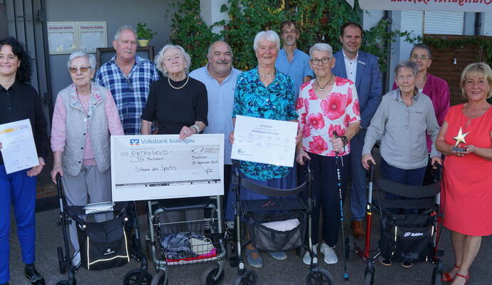 Vertreter der Volks- und Raiffeisenbanken, des TSV Maulbronns sowie an dem Projekt Mitwirkende – unter ihnen fünf Bewohnerinnen Vertreter der Volks- und Raiffeisenbanken, des TSV Maulbronns sowie an dem Projekt Mitwirkende – unter ihnen fünf Bewohnerinnen des Hauses Tabor – freuen sich über den „Großen Stern des Sports“ in Bronze.