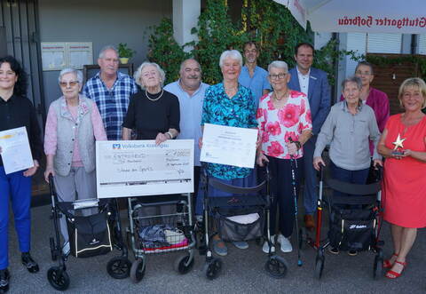Vertreter der Volks- und Raiffeisenbanken, des TSV Maulbronns sowie an dem Projekt Mitwirkende – unter ihnen fünf Bewohnerinnen des Hauses Tabor – freuen sich über den „Großen Stern des Sports“ in Bronze.