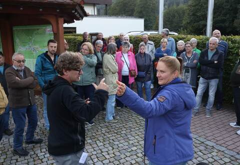 Der freie Stadtplaner Thomas Sippel und Bürgermeisterin Sabine Zenker informieren Enzklösterles Bürgerinnen und Bürger bei einem Rundgang über die Sanierungsideen.