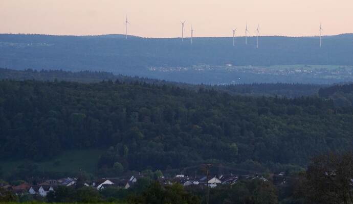 Von Stein aus kann man bei guter Sicht in der Ferne zahlreiche Windräder sehen. Einen vergleichbaren Anblick willdie Bürgerinitiative Königsbach-Stein in der Gemeinde verhindern.
