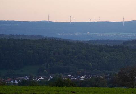 Von Stein aus kann man bei guter Sicht in der Ferne zahlreiche Windräder sehen. Einen vergleichbaren Anblick willdie Bürgerinitiative Königsbach-Stein in der Gemeinde verhindern.