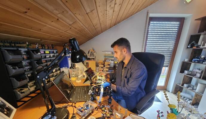 Am Arbeitstisch entstehen nicht nur weltbekannte Bauwerke. Aktuell arbeitet der Lego-Künstler er an der Software für einen Lego-Roboterhund. Am Arbeitstisch entstehen nicht nur weltbekannte Bauwerke. Aktuell arbeitet der Lego-Künstler er an der Software für einen Lego-Roboterhund.
