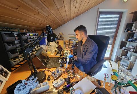 Am Arbeitstisch entstehen nicht nur weltbekannte Bauwerke. Aktuell arbeitet der Lego-Künstler er an der Software für einen Lego-Roboterhund.