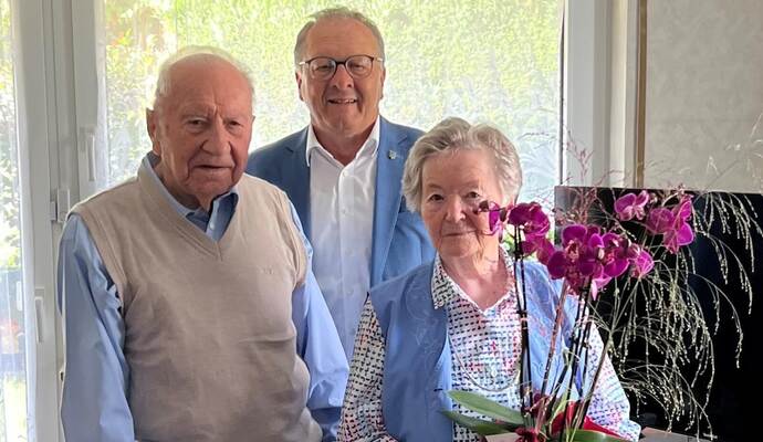 Werner und Charlotte Schitthelm mit Bürgermeister Thomas Nowitzki. Werner und Charlotte Schitthelm mit Bürgermeister Thomas Nowitzki.