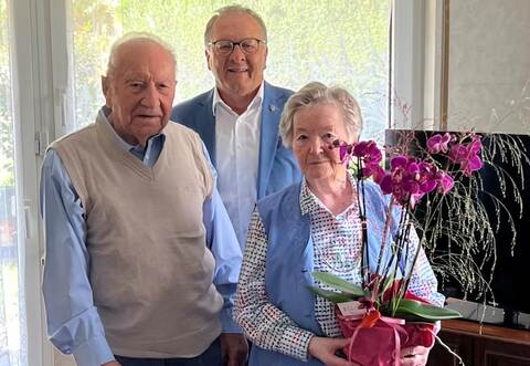 Werner und Charlotte Schitthelm mit Bürgermeister Thomas Nowitzki.
