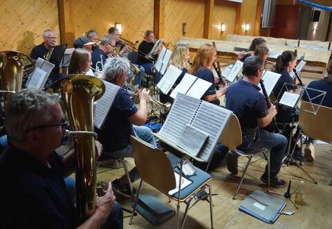 Wenn gerade nicht gesägt wird, dann sorgt ein Ensemble des Eisinger Musikvereins mit Schlagern und Volksmusik für Stimmung in der Halle.