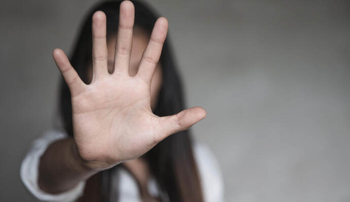 Das Gericht sah es als erwiesen an, dass der Angeklagte die 16-jährige Jugendliche unter einem Vorwand an seinen Schultaxi-Van g Das Gericht sah es als erwiesen an, dass der Angeklagte die 16-jährige Jugendliche unter einem Vorwand an seinen Schultaxi-Van gelockt hat.