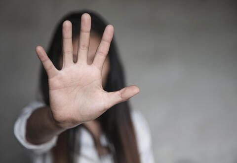 Das Gericht sah es als erwiesen an, dass der Angeklagte die 16-jährige Jugendliche unter einem Vorwand an seinen Schultaxi-Van gelockt hat.