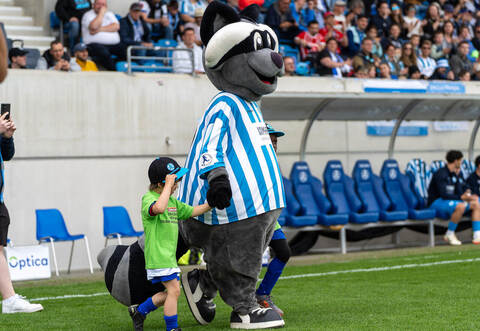 Fußball-Regionalligist Stuttgarter Kickers hat noch viele Freunde: Die Kinder lieben Maskottchen Waldi.