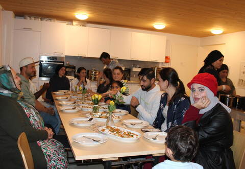 Alle haben bei „Hoffnungsvoll kochen“ Platz am Tisch, und die afghanische Spezialität „Manto“ mundet jedem, der mitgekocht hat.