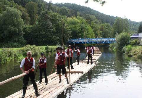 Das Wetter stimmt beim Fest im Jahr 2023. Bei den Talhubenflößern um Unterreichenbachs Bürgermeister Carsten Lachenauer (ganz vorne) war die Stimmung gut.