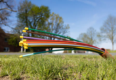 Glasfaserkabel schauen aus der Erde