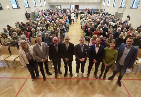 Die „Pforzheimer Zeitung“ hatte in Kooperation mit der Arbeitsgemeinschaft Enzberger Vereine um Birgit Ella Siewert (links) zu der Podiumsdiskussion eingeladen. Dabei stellten sich im Bewerberfeld Stephan Retter ab 2. von links), Andreas Kubisch, Ulrich Hagenbuch, Paul Renner, Stefan Aßmus und Monika Wald den Fragen von PZ-Redakteur Christoph Stäbler (rechts) und vom Publikum.