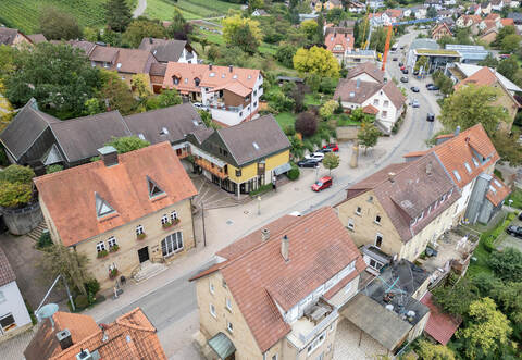 Das Rathaus Sternenfels (links) wird in die „Fabrik Schweitzer“ (Gebäude rechts oben hinter den Fahnenstangen) verlegt.
