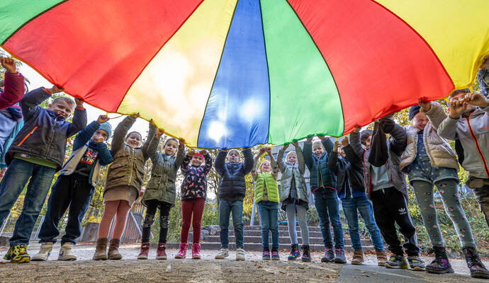 Im Freien in Bewegung: Ispringer Schüler im Herbst 2023 bei einer Kooperation der Schulen vor Ort.