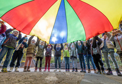 Im Freien in Bewegung: Ispringer Schüler im Herbst 2023 bei einer Kooperation der Schulen vor Ort.