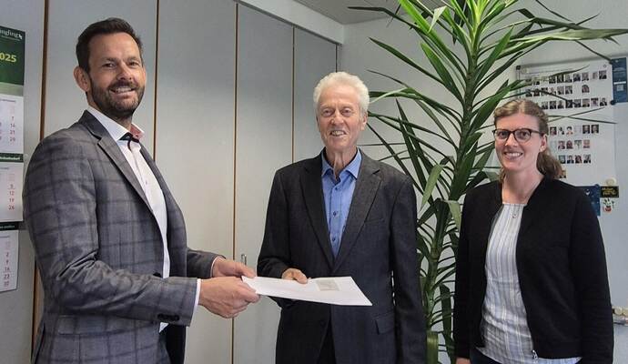 Landrat Bastian Rosenau (links) übergibt seine Bewerbung an den Vorsitzenden des zuständigen Ausschusses, Kreisrat Jürgen Kurz.
