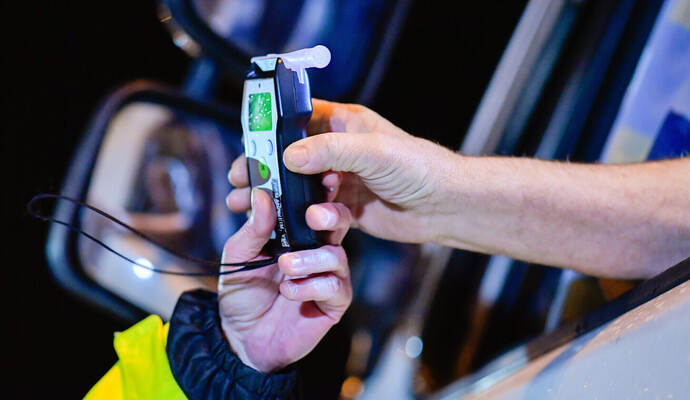 Alkoholkontrollen auf Autobahnraststätten - Symbolbild
