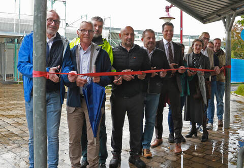 Freuen sich über das neue Dach (von links): Roland Gottwald, Berater der Refa Dachbau GmbH, Stadtrat Dr. Till Neugebauer, Alex Weiß vom Ingenieurbüro Fisch, Refat Cerkez, Geschäftsführer der Refa Dachbau GmbH, Stadtrat Hans-Peter Lehner, Bürgermeister Aaron Treut, die Stadträtinnen Rebecca Haalboom (verdeckt) und Susanne Kiefner, Stadtrat Karl Velte, Maike Schäfer, Leiterin Finanzen und Bau Stadt Maulbronn, und Stadtrat Gregor Lang.