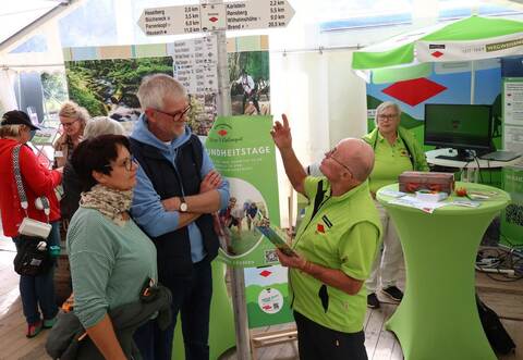 Großer Andrang an den Ständen: Auch touristische und sportliche Angebote wie hier beim Schwarzwaldverein sind Teil des Programms der ersten Gesundheitsmesse Nordschwarzwald in Calw.