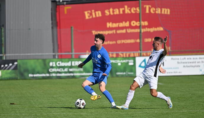 Coschwa-Spieler Justin Tucholke (links) im Duell mit dem Engelsbrander Kevin Häußler (rechts).