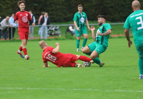 Zu Fall bringt der TSV Maulbronn (rote Trikots) die SpVgg Zaisersweiher im hart umkämpften Stadtderby. Die Gastgeber unterliegen dem TSV mit 2:3.