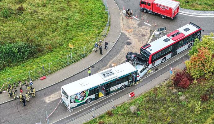 Bus schiebt Auto aufs Dach eines anderen Bus schiebt Auto aufs Dach eines anderen