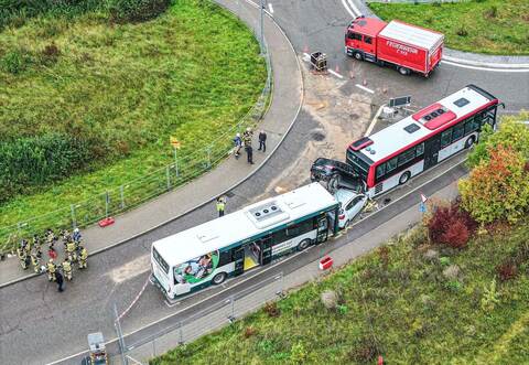 Bus schiebt Auto aufs Dach eines anderen