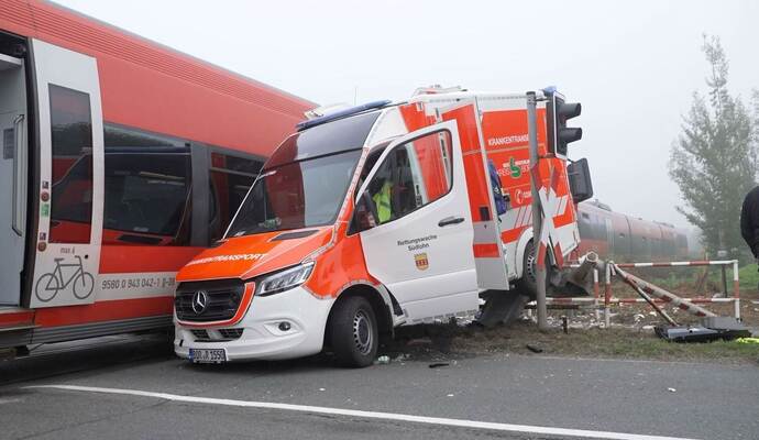 Regionalzug kollidiert mit Krankenwagen