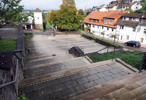 Blick vom Treppenaufgang auf den Kelterplatz: Die Stufen dienen bei Konzerten häufig als beliebte Sitzgelegenheit.