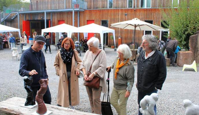 Künstlern über die Schulter schauen konnten beim offenen Atelier im Wilferdinger Steinbruch Waltraud Keckel (ab Zweiter von links), Christa Schlittenhardt und Renate Kühnle, hier mit Christoph Traub (links) und Bernd Dennig.