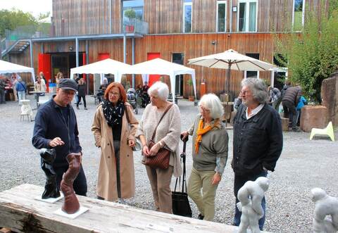 Künstlern über die Schulter schauen konnten beim offenen Atelier im Wilferdinger Steinbruch Waltraud Keckel (ab Zweiter von links), Christa Schlittenhardt und Renate Kühnle, hier mit Christoph Traub (links) und Bernd Dennig.