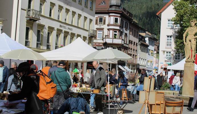 Schnäppchen und Raritäten gibt es wieder beim Antik- und Trödelmarkt auf dem Bad Wildbader Kurplatz.
