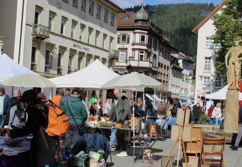 Schnäppchen und Raritäten gibt es wieder beim Antik- und Trödelmarkt auf dem Bad Wildbader Kurplatz.