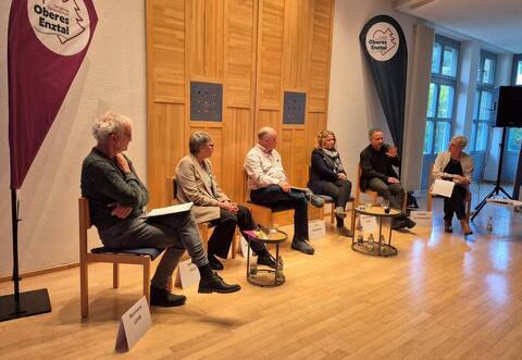 Lösungen bieten die Teilnehmer der Podiumsrunde an (von links): Bernhard Lehr, Sabine Fels, Martin Waldhauer, Ina Syzonov, Mimoun Azizi und Claudia Ollenhauer.
