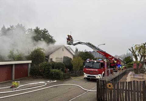 Die Feuerwehr rückt zu einem Einsatz in Niefern an.